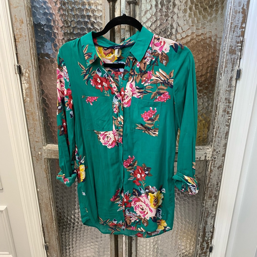 Green floral button down blouse, very beautiful, soft, and amazing quality!